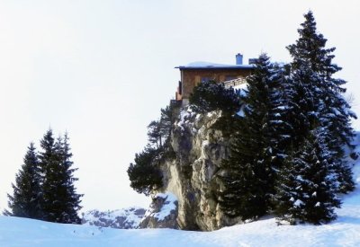 Das Bergländerheim liegt markant auf dem Felszacken oberhalb des August-Schuster-Hauses.